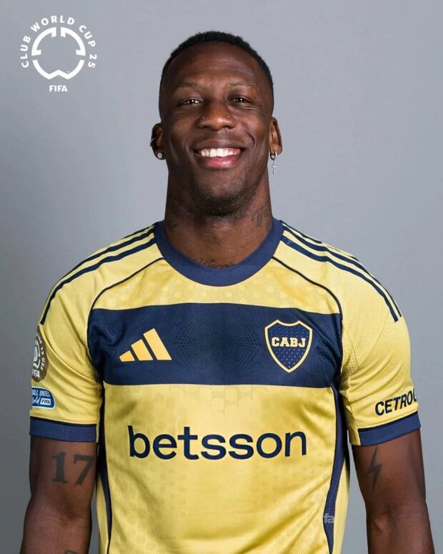 Luis Advíncula posó para la organización del Mundial de Clubes tras sumarse a Boca Juniors. (Foto: @fifaworldcup_es)