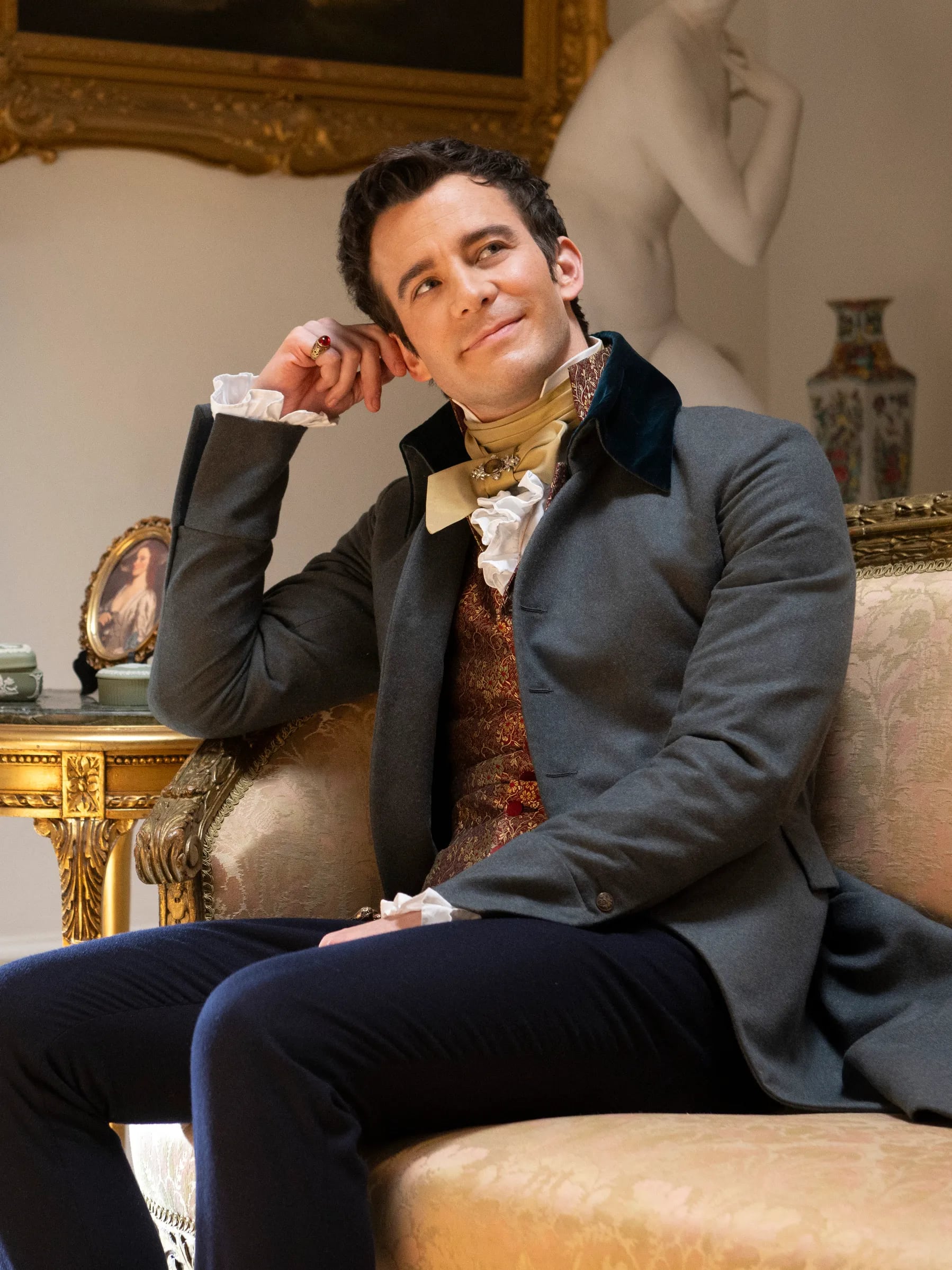 El actor Luke Thompson interpreta a Benedict, el protagonista de la temporada 4 de la serie "Bridgerton" (Foto: Netflix)