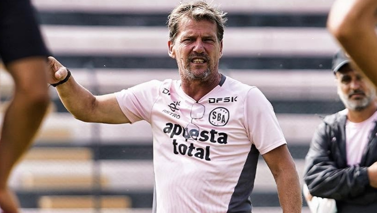 La Administración del club rosado inició conversaciones con el entrenador argentino para evaluar su continuidad en el club. (Foto: Sport Boys)