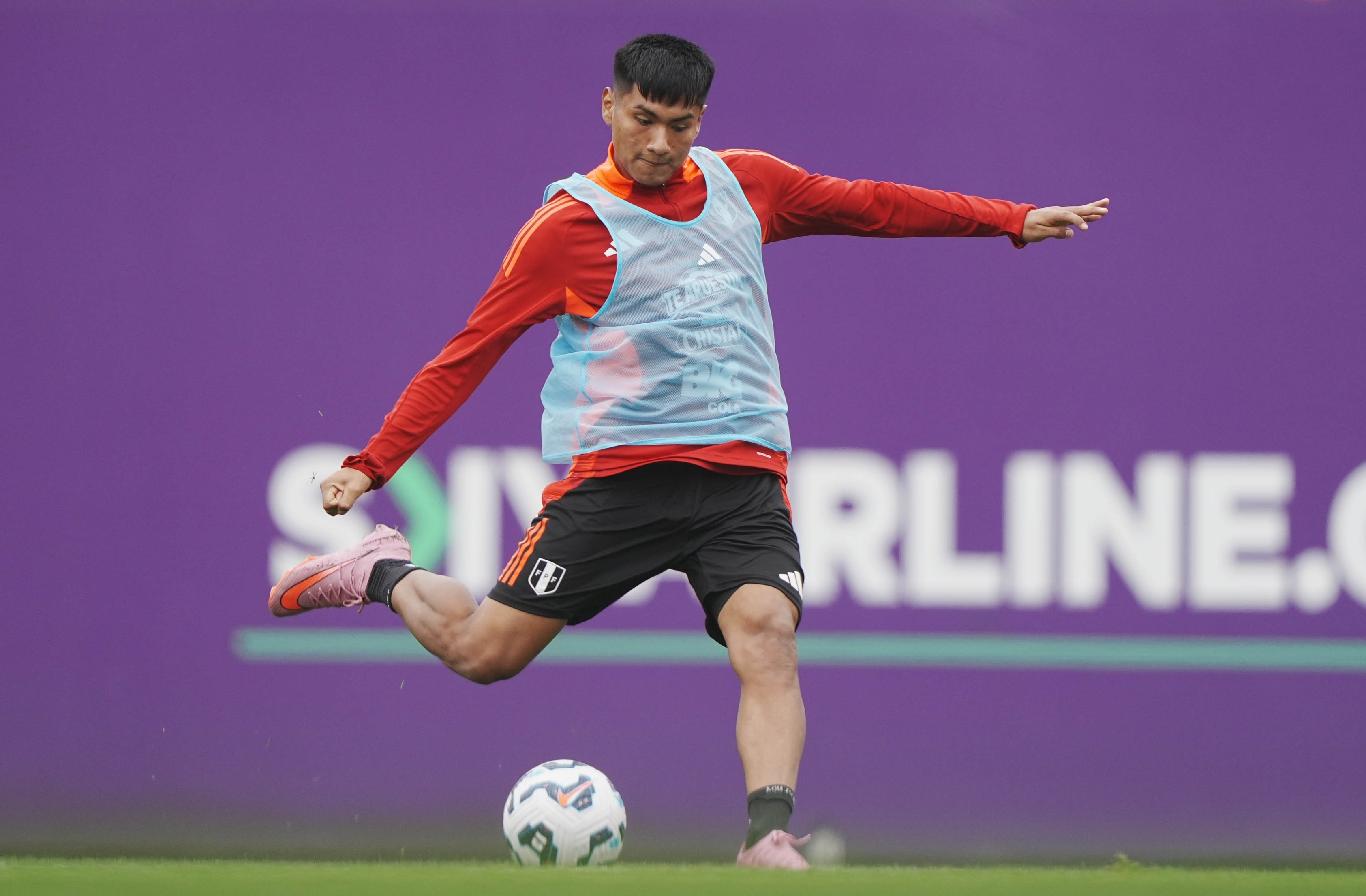 Piero Cari podría debutar con la Selección Peruana en las Eliminatorias 2026. (Foto: FPF)