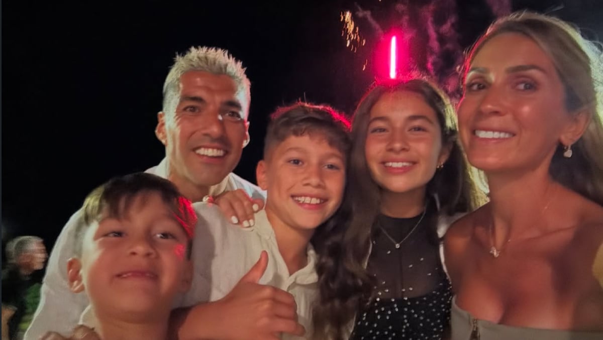 Luis Suárez junto a su familia celebrando las fiestas de fin de año (@luissuarez9)
