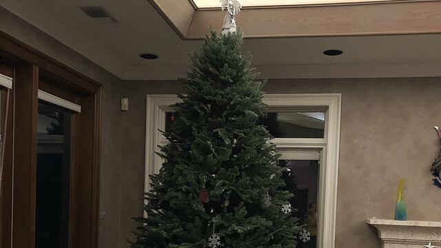 Dejó que su hijo adorne el árbol de Navidad y el inesperado resultado se volvió viral