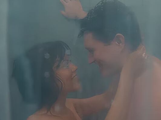 Esta escena de "Taste" nos recuerda a la mítica toma de la ducha de "Pyscho" (Foto: Taste / YouTube)