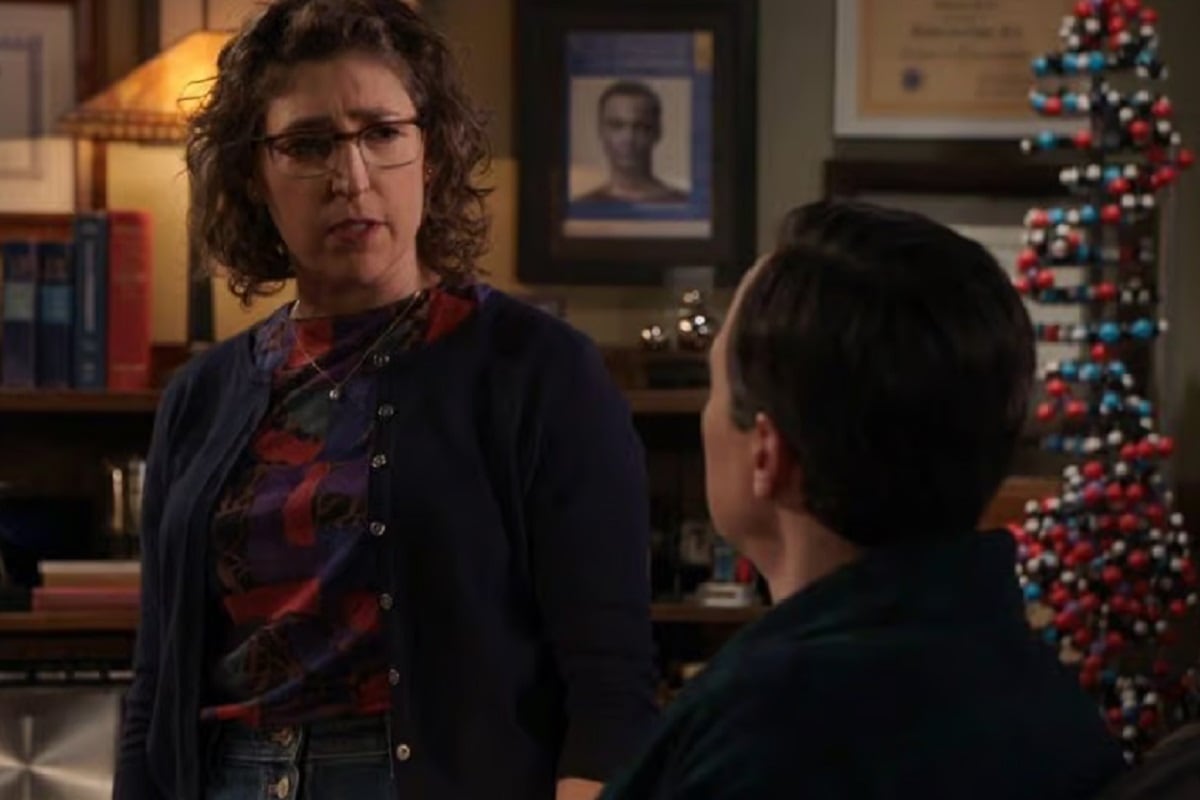 Amy (Mayim Bialik) le reprocha a Sheldon (Jim Parsons) por no presentar atención a los intereses de su hijo Leonard en el último capítulo de "Young Sheldon" (Foto: CBS)