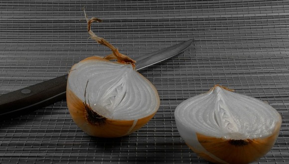 TRUCOS CASEROS | Esta sencilla forma de eliminar manchas usando cebolla te aliviará las tareas del hogar. (Foto: Taken / Pixabay)