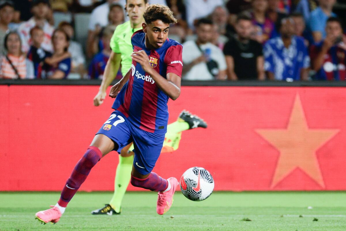 BARCELONA, 08/08/2023.- El delantero del FC Barcelona Lamine Yamal durante la 58 edición del Trofeo Joan Gamper que disputan el FC Barcelona y el Tottenham Hotspur, este martes en el Estadio Olímpico Lluís Companys, en Barcelona. EFE/Quique García