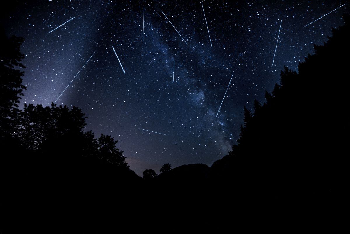 La lluvia de meteoros Perseidas comenzó oficialmente el 17 de julio y se extenderá hasta el 23 de agosto, pero su máximo esplendor es este 12 y 13 de agosto. (Foto: stock_colors / iStock)