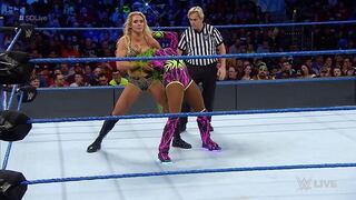 WWE: Charlotte humilló a la campeona Naomi en su primer enfrentamiento