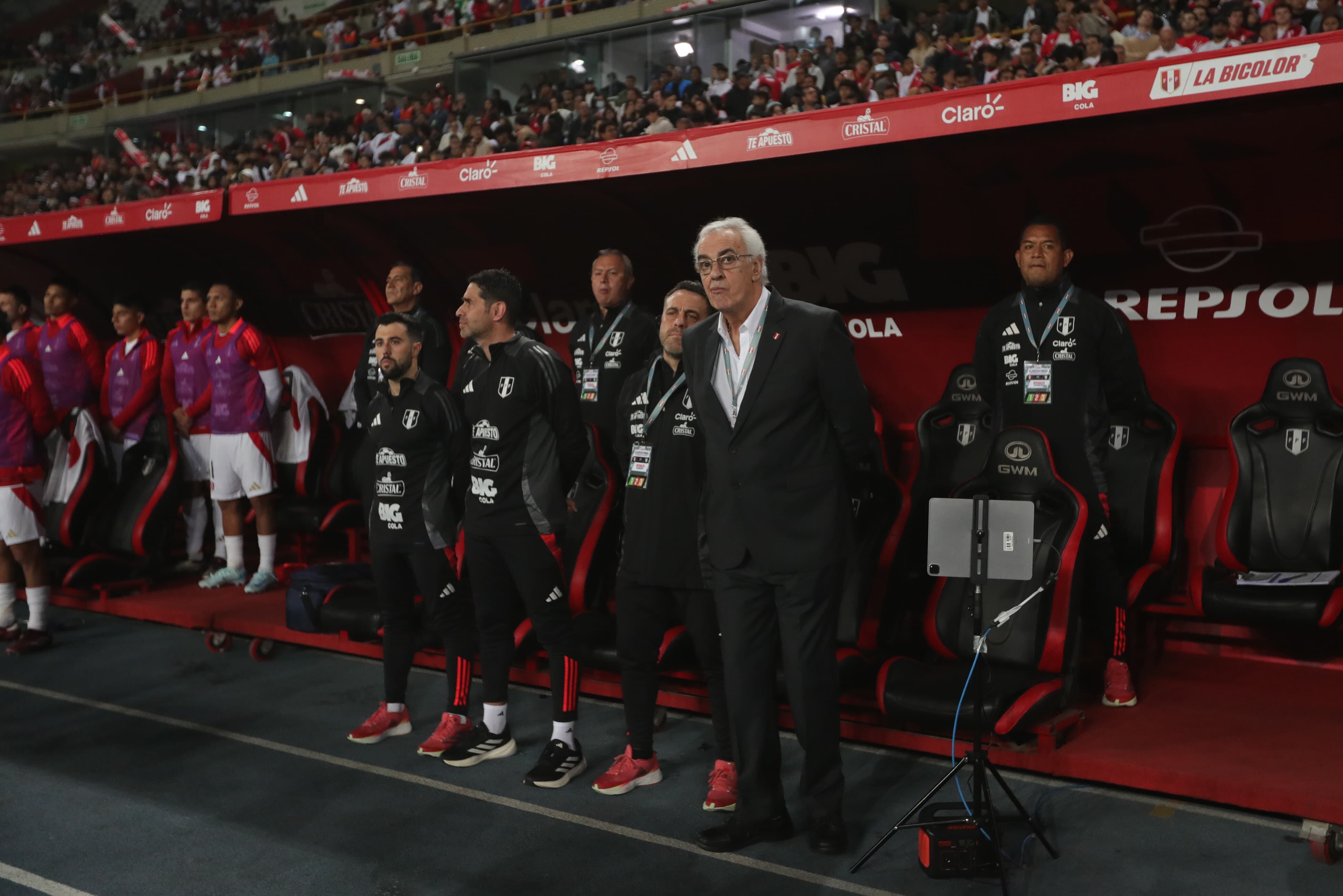 Jorge Fossati en el triunfo por 1-0 sobre Uruguay. (Foto: Getty Images)