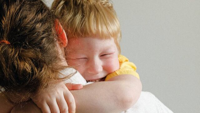 Niño provoca ternura y carcajadas en redes sociales al expresarle a su mamá cuánto la ama