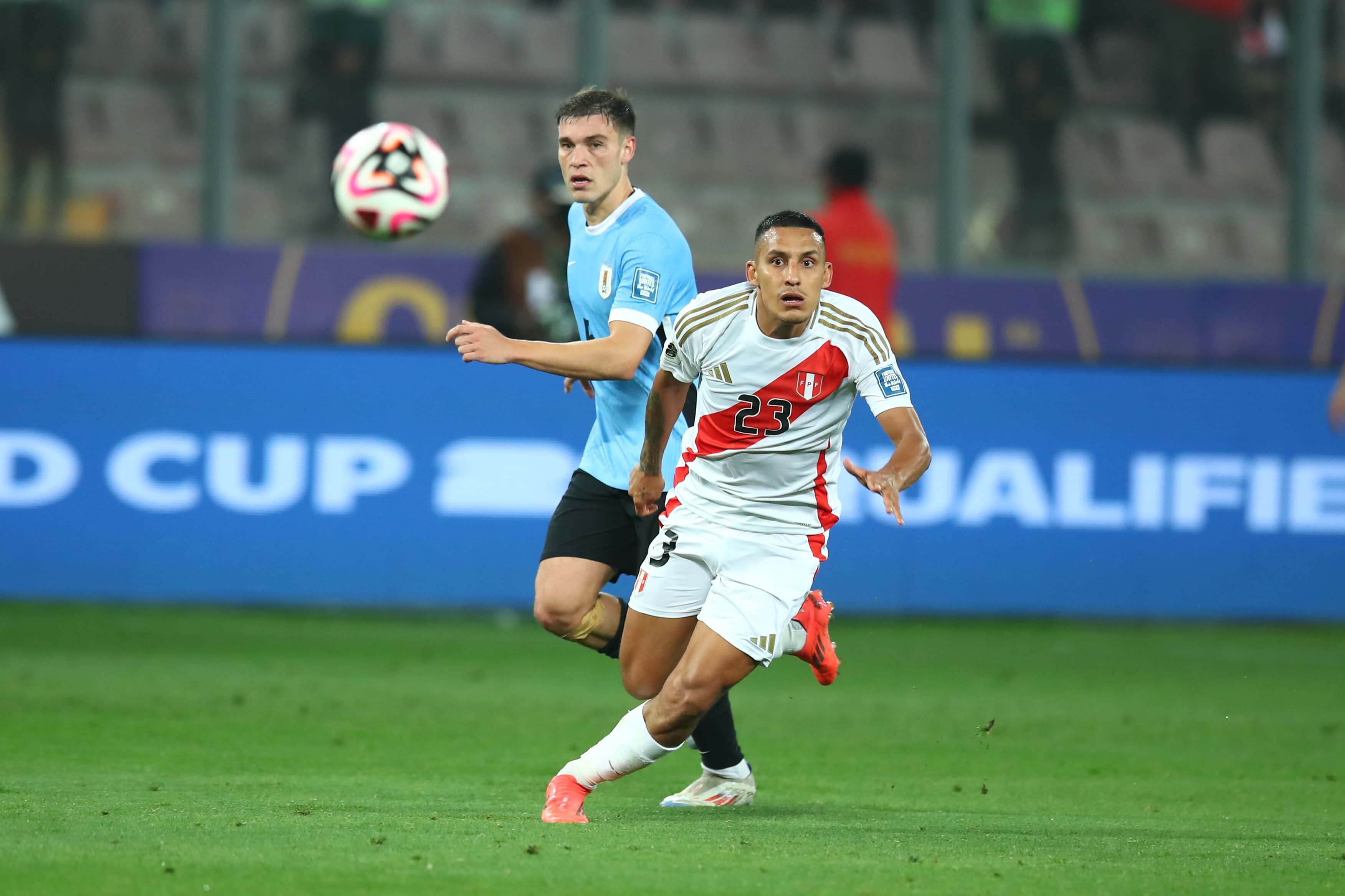 Alex Valera chocó con Manuel Ugarte en el partido ante Uruguay. (Foto: GEC)