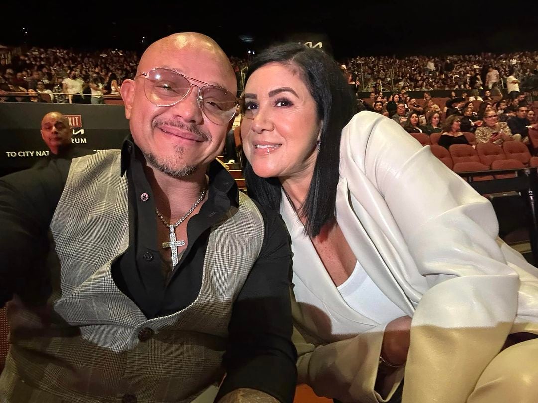 Rey Mysterio y su esposa Angie durante un concierto de Luis Miguel en Estados Unidos (Foto: Angie Gutiérrez / Instagram)