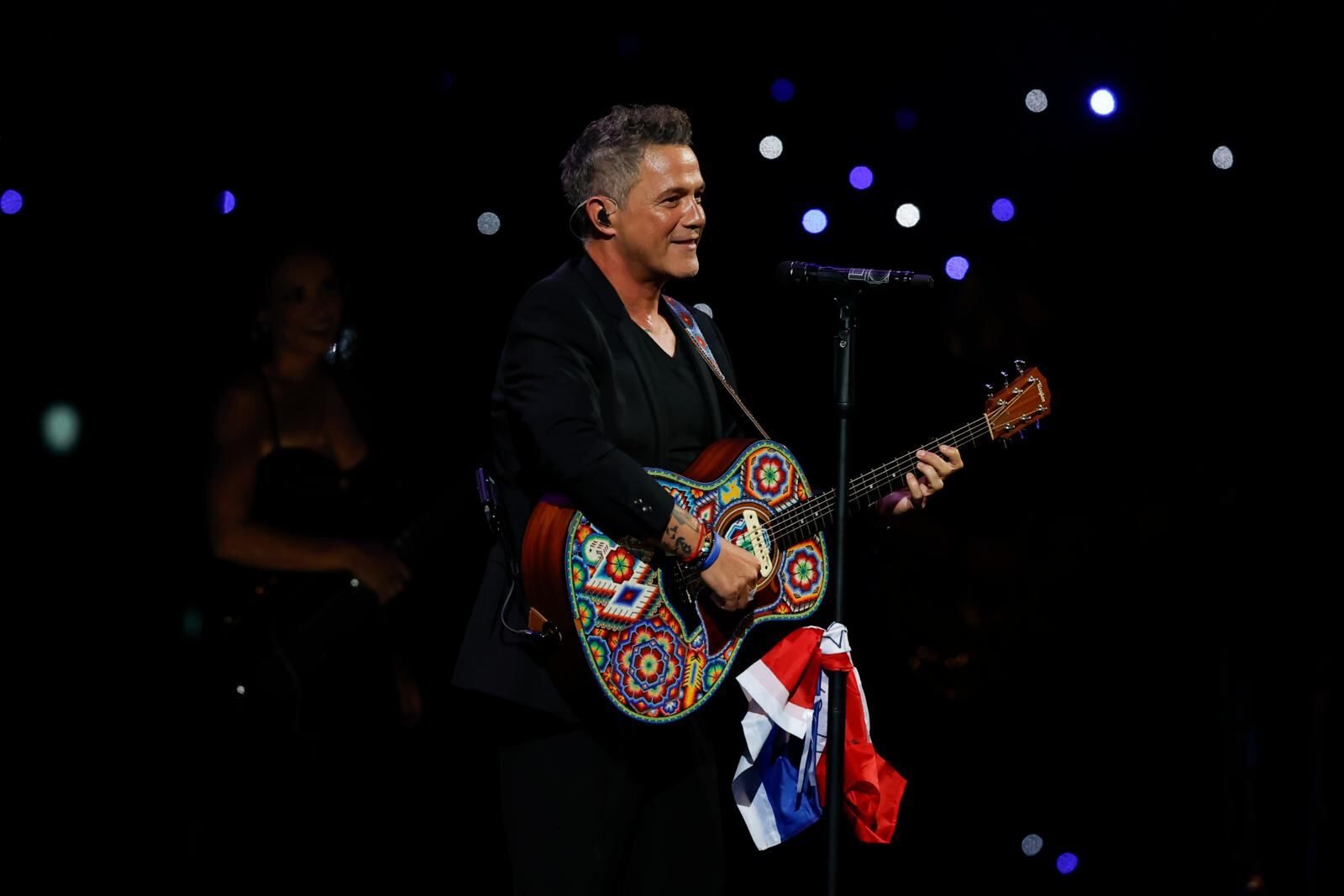 El cantante español tuvo unas sentidas palabras para los voluntarios de las ollas comunes (Foto: Agencia EFE)