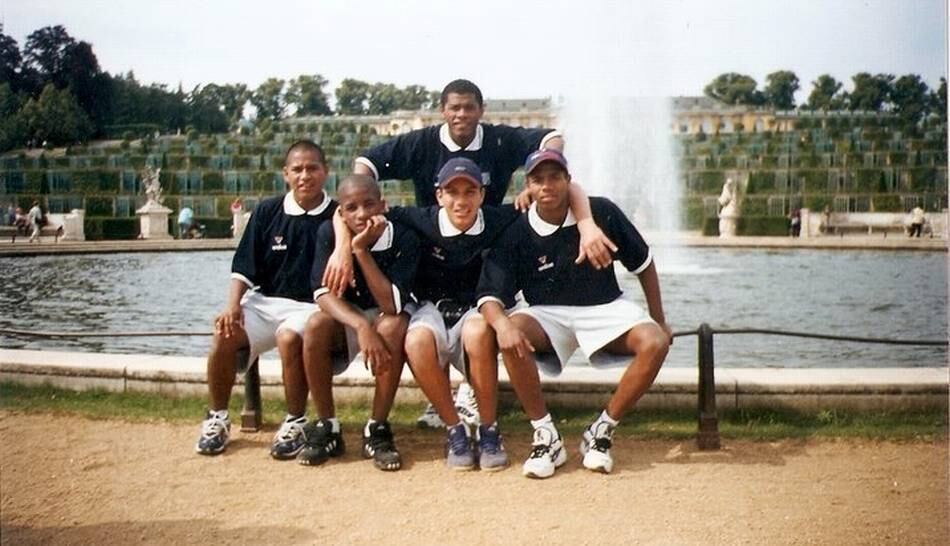 Paolo con sus compañeros de las divisiones menores de Alianza. Destacan Farfán, Guisasola y Aguirre. (Foto: GEC)