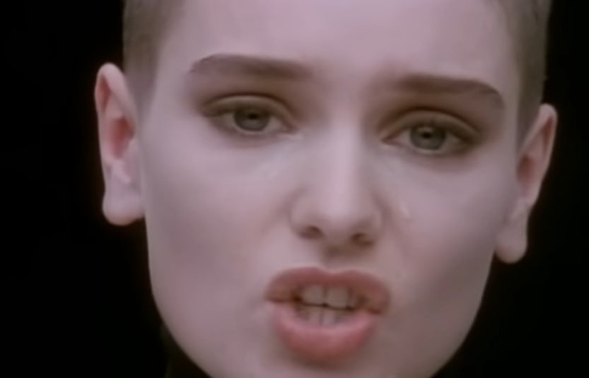 Sinéad O’Connor cantando con lágrimas en los ojos (Foto: Sinéad O’Connor/YouTube)