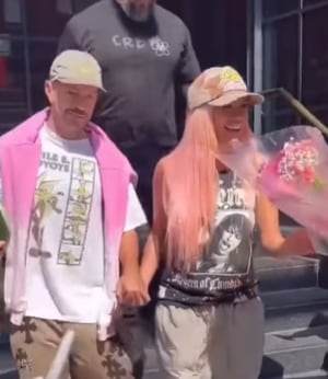 Karol G saliendo con Feid de un establecimiento en Nueva York (Foto: El Gordo y La Flaca / Instagram)