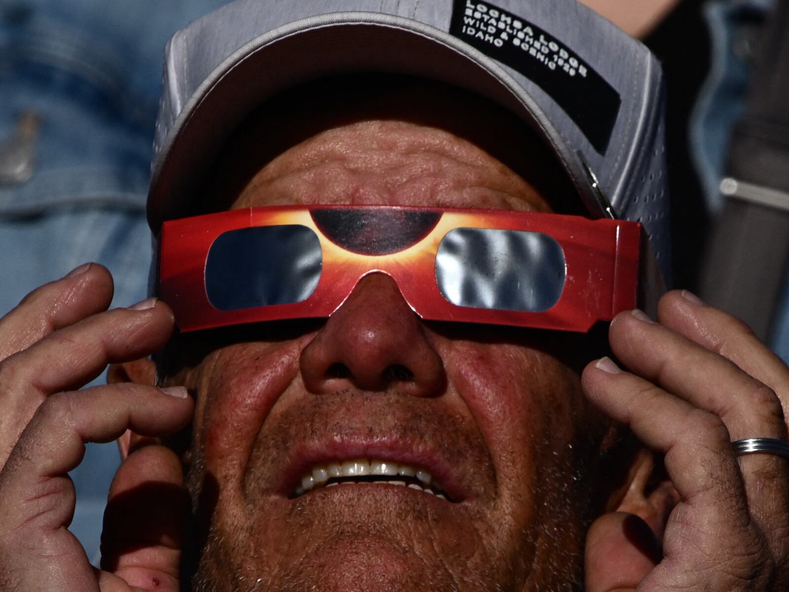 Miles de personas se reúnen para ver el eclipse solar de octubre 2023 (Foto: AFP)