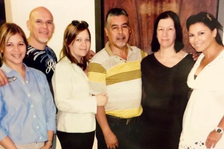 Olga Tañón en una fotografía familiar junto a su hermano mayor (Foto: Olga Tañón/Facebook)