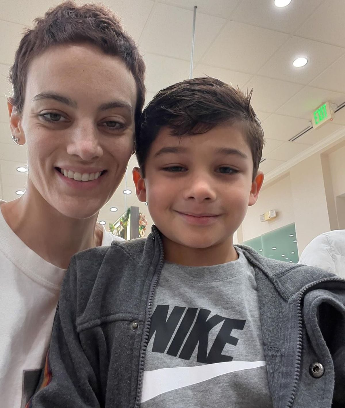 La cantautora al lado de su hijo Loren, de siete años (Foto: Cat Janice / Instagram)