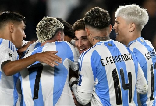 Argentina's forward Julian Alvarez (C) celebrates with teammates after scoring during the 2026 FIFA World Cup South American qualifiers football match between Argentina and Chile at the Mas Monumental stadium in Buenos Aires on September 5, 2024. (Photo by Luis ROBAYO / AFP)