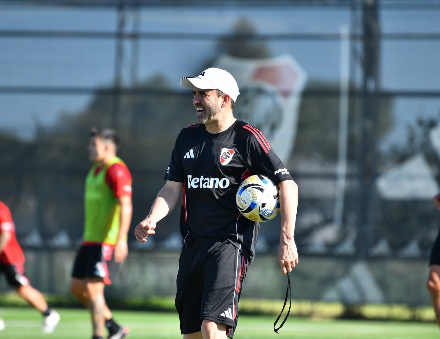 Eduardo Coudet en una de sus primeras prácticas con el plantel. (Foto: River Plate)