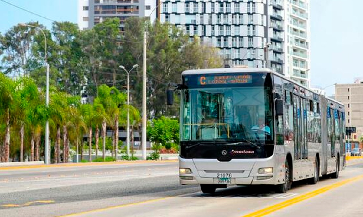 Conoce en el artículo lo que ocurre si un carro invade el carril del metropolitano. (Foto: Oficial)