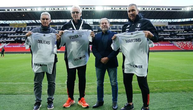 Juan Carlos Oblitas, Jorge Fossati y Leonardo Martins homenajeado por LDU de Quito. (LDU)