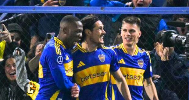 Advíncula y Cavani celebran victoria xeneize (Foto: AFP)