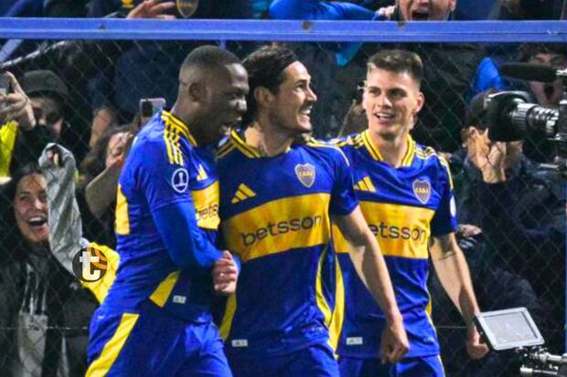 Advíncula y Cavani celebran victoria xeneize (Foto: AFP)