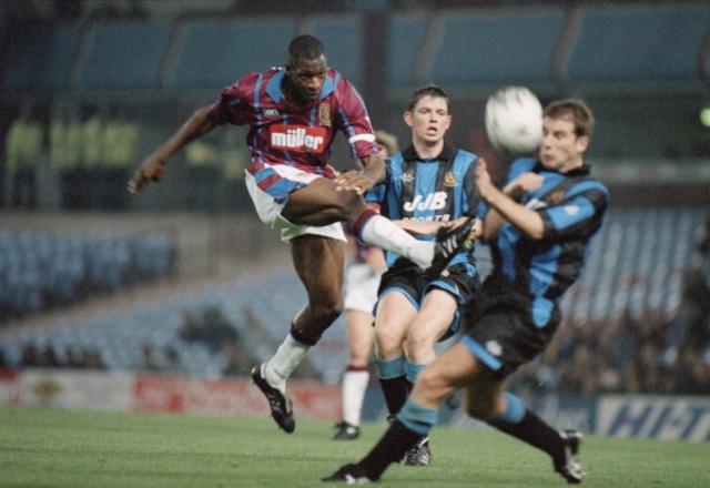 Nii Lamptey (Ghana). Durante su paso por clubes europeos en los años 90, Lamptey fue acusado de tener documentos falsificados que alteraban su edad. La sospecha se generó cuando su rendimiento físico comenzó a decaer prematuramente. (Foto: Getty Images)