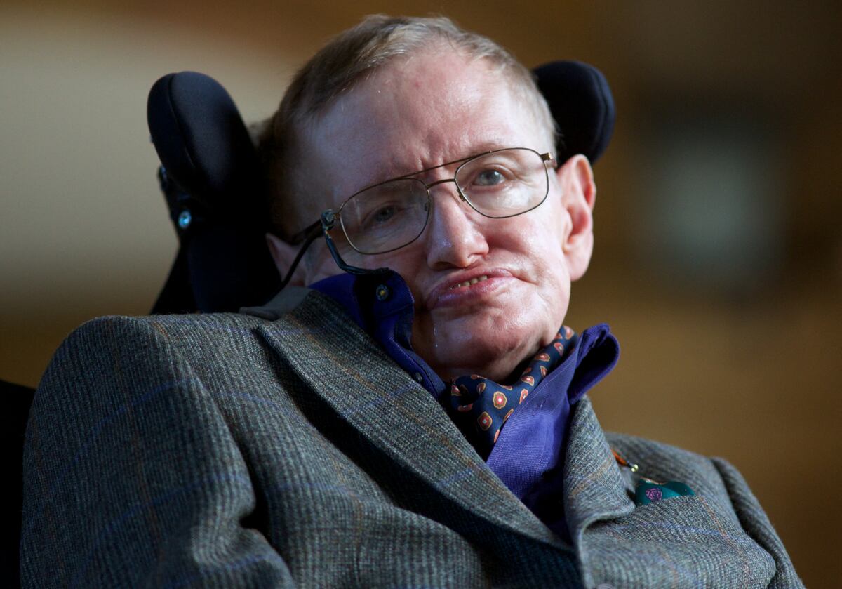 El físico Stephen Hawking posa para una fotografía antes de la proyección de gala del documental 'Hawking', una película sobre su vida, el 19 de septiembre de 2013. (Foto de ANDREW COWIE / AFP).