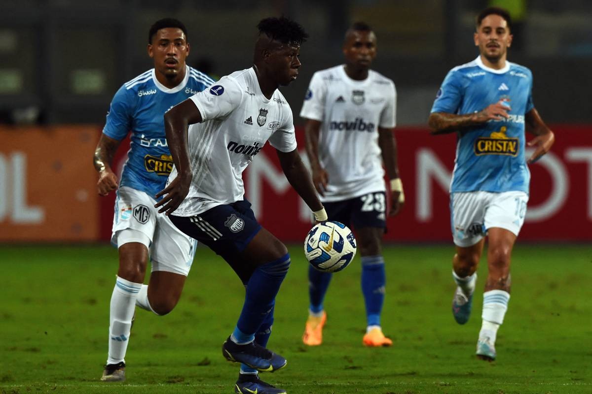 Revisa los canales que televisaron el juego entre Emelec y Sporting Cristal por la Copa Sudamericana 2023. (Foto: AFP)