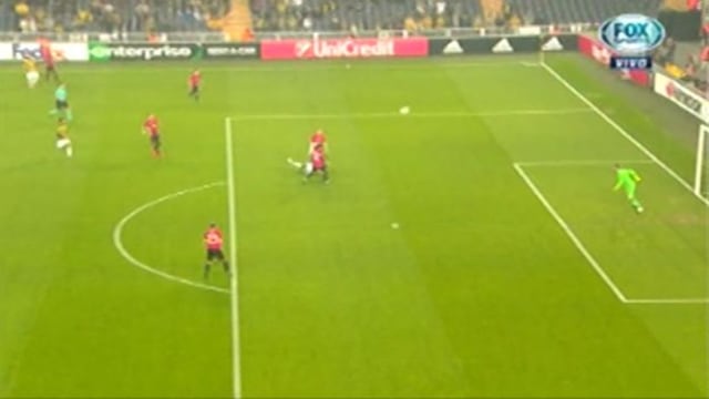 Fenerbahce anotó golazo de 'chalaca' al Manchester United en el primer minuto