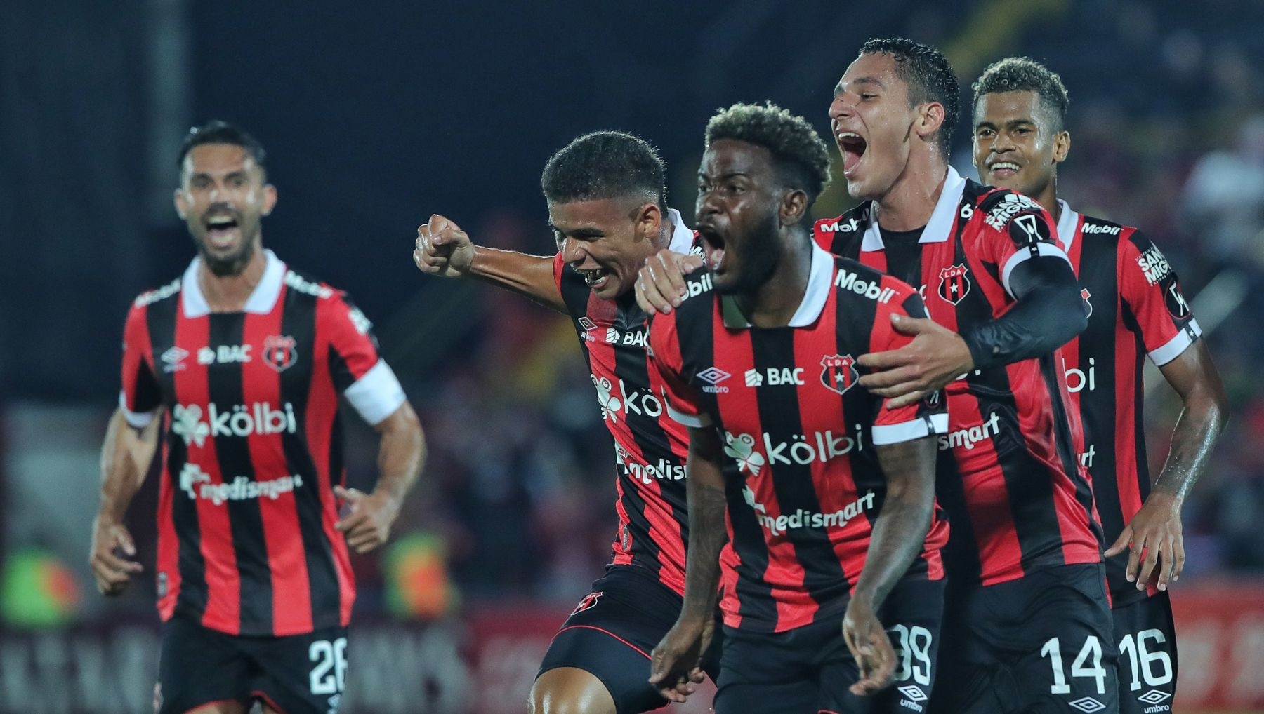 Herediano goleó 3-0 a Alajuelense y está más cerca de la final de la Liga Promerica(Foto: AFP)