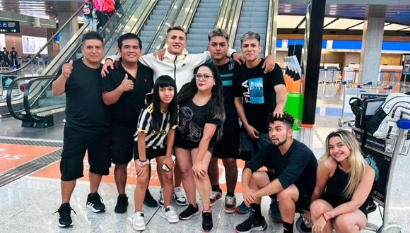 Amigos y familiares acompañaron a Catriel Cabellos, antes de viajar a Perú e incorporarse a Alianza Lima. (Foto: Difusión)
