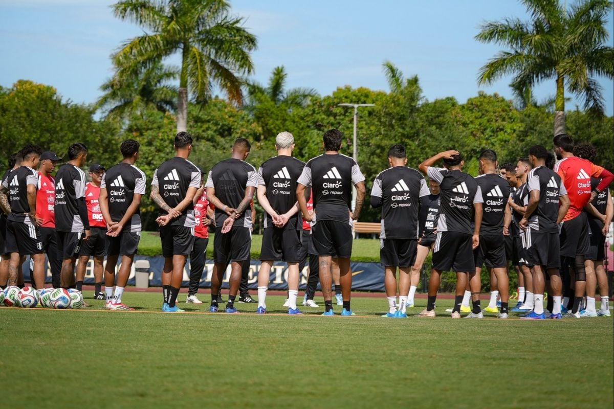 Mano Menezes charla con los seleccionados antes de los trabajos (Foto: @LaBIcolor)