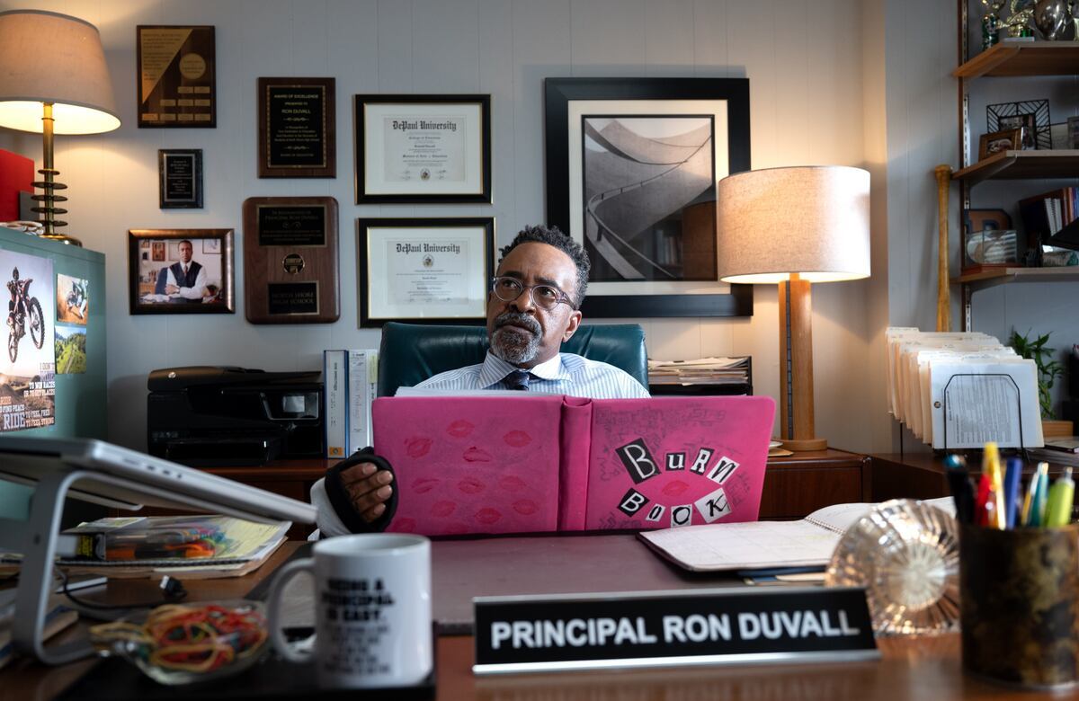 El director Ron Duvall en "Mean Girls", una película escrita por Tina Fey (Foto: Paramount Pictures)