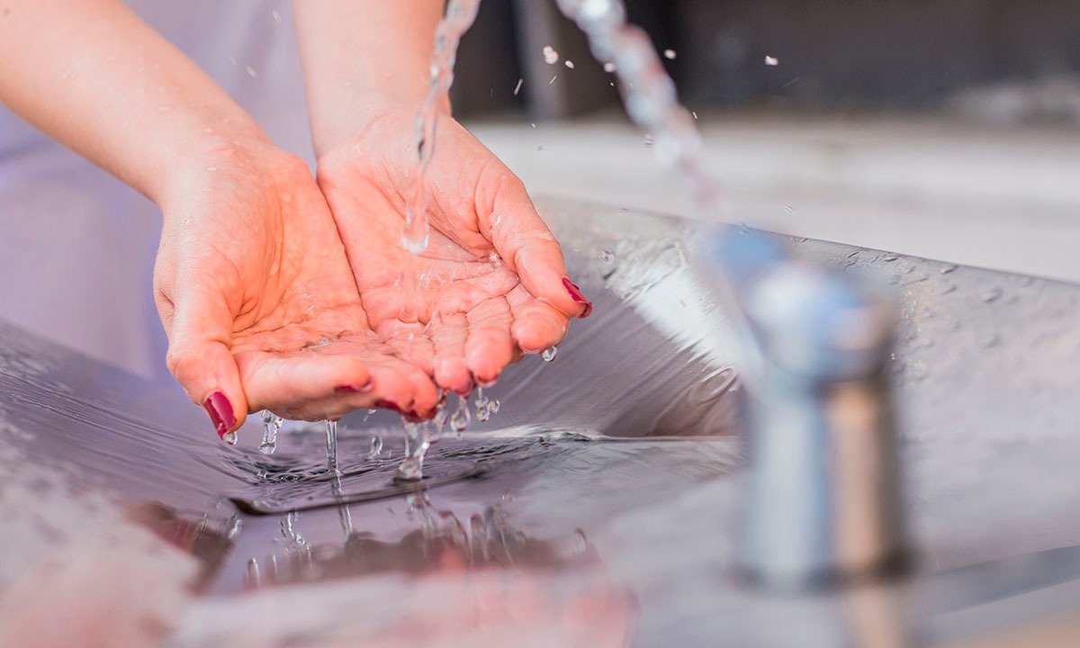 Conoce en la nota si tu urbanización sufrirá un corte de agua para que puedas tomar tus precauciones. (Foto: Dragana_Gordic en Freepik)