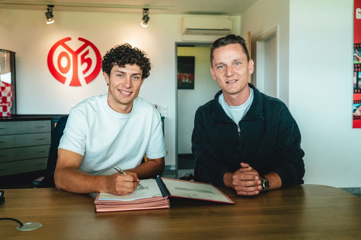Fabio Gruber, junto al director deportivo del club, Niko Bungert. (Foto: Mainz)