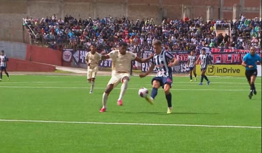 Imagen del VAR donde se ve que Federico Girotti es el último en tocar el balón. Debió ser saque de meta. (Captura CONAR)