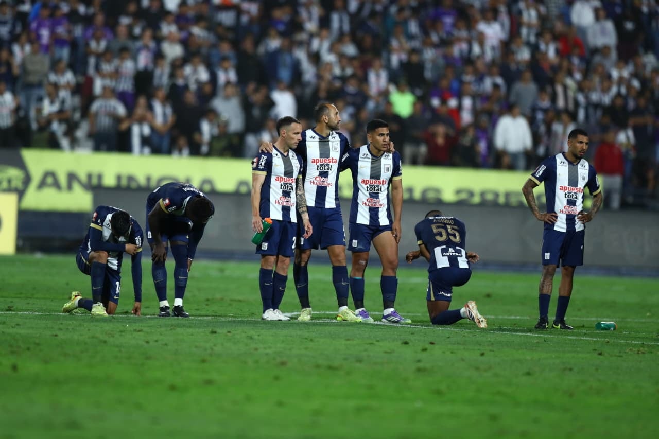 Hernán Barcos junto a Pablo Lavandeira y Gianfranco Chávez viendo los penales. (Foto: Giancarlo Ávila / GEC)