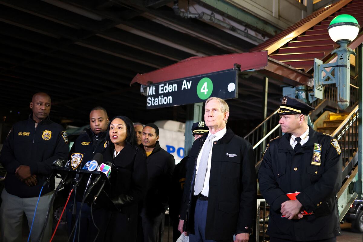 Las autoridades prometieron dar con los responsables del tiroteo en el Metro de Nueva York (Foto: Charly Triballeau / AFP)