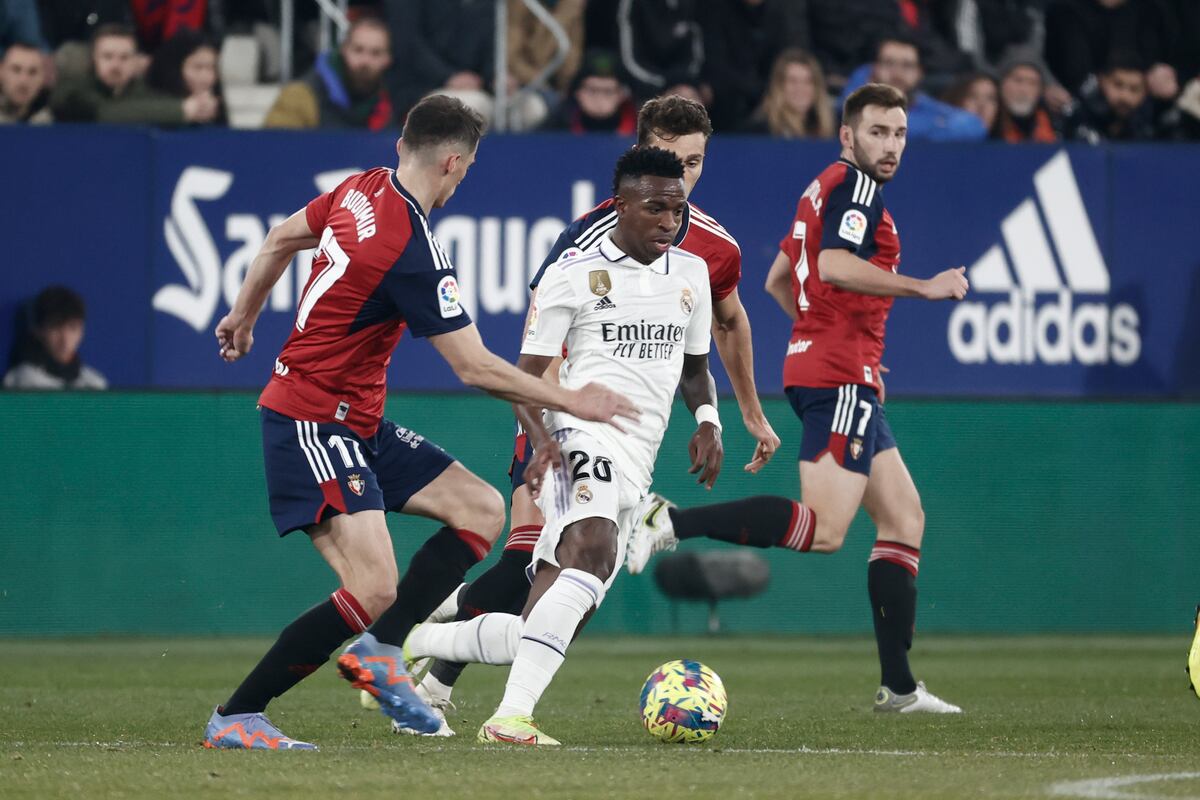 PAMPLONA, 18/02/2023.- El delantero croata de Osasuna Ante Budimir (i) disputa el balón ante Vinícius Jr (c), delantero brasileño del Real Madrid, durante el encuentro correspondiente a la jornada 22 de primera división que disputan hoy sábado en el estadio El Sadar de Pamplona. EFE / Jesús Diges.