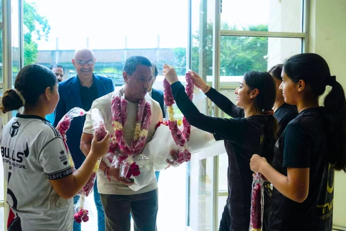 Nolberto Solano recibe gesto cultural en Pakistán (Foto: @Muneeb Farrukh)