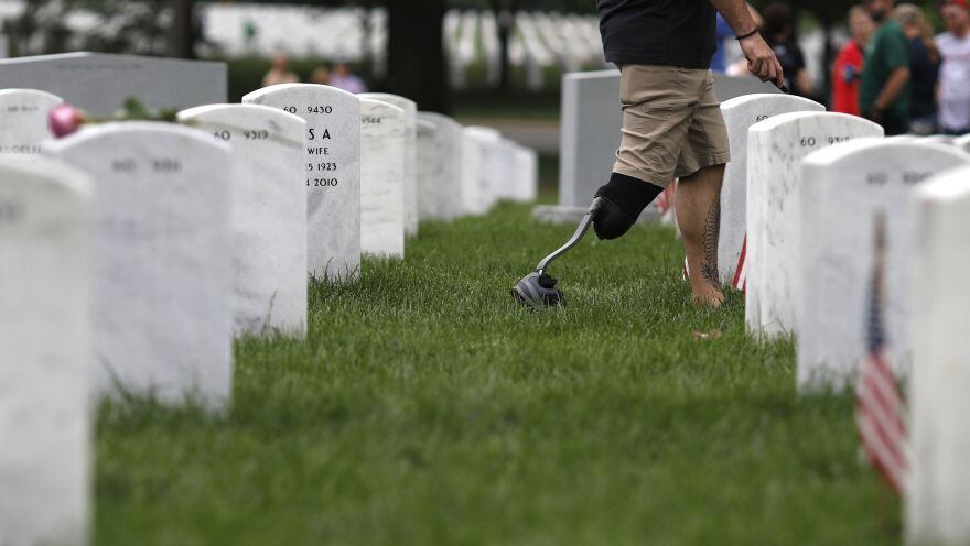 Veterano camina en el cementerio de Arlington, a las afueras de Washington, durante la tradicional ceremonia a los enterrados militares fallecidos en las guerras en las que ha participado Estados Unidos (Foto: AFP)