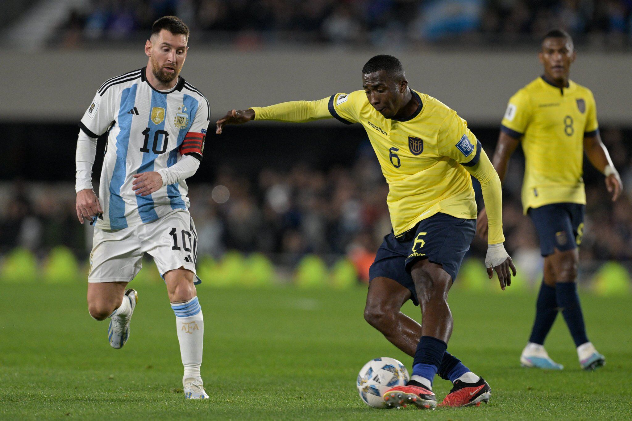 Willian Pacho en un partido contra la Argentina de Lionel Messi. (Foto: Getty Images)