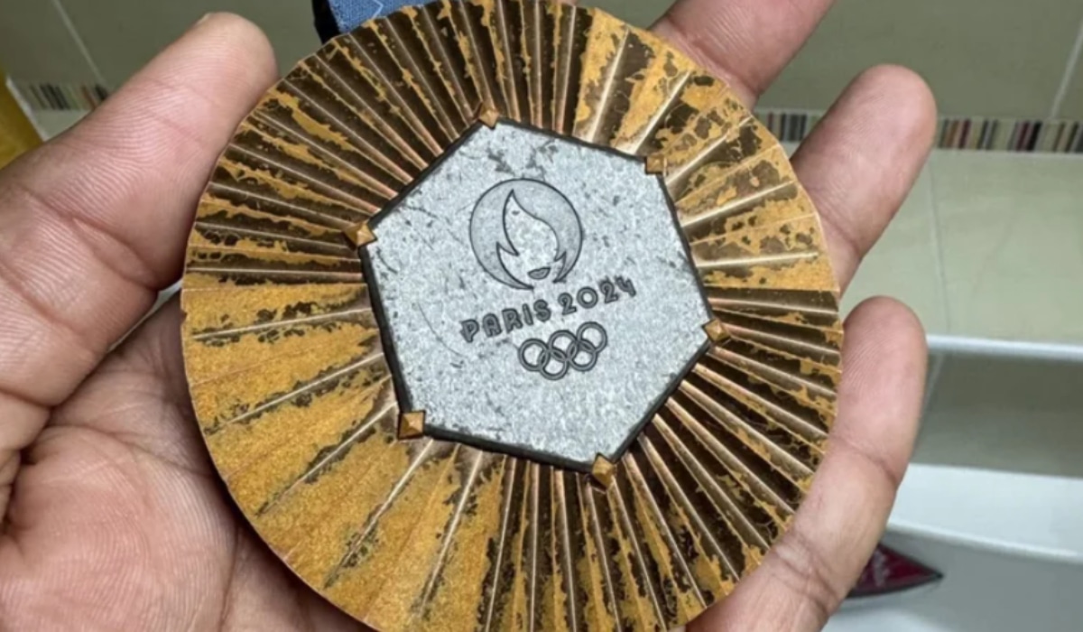 Atleta exhibió el deterioro de la medalla de los Juegos Olímpicos París 2024. (Foto: Difusión).