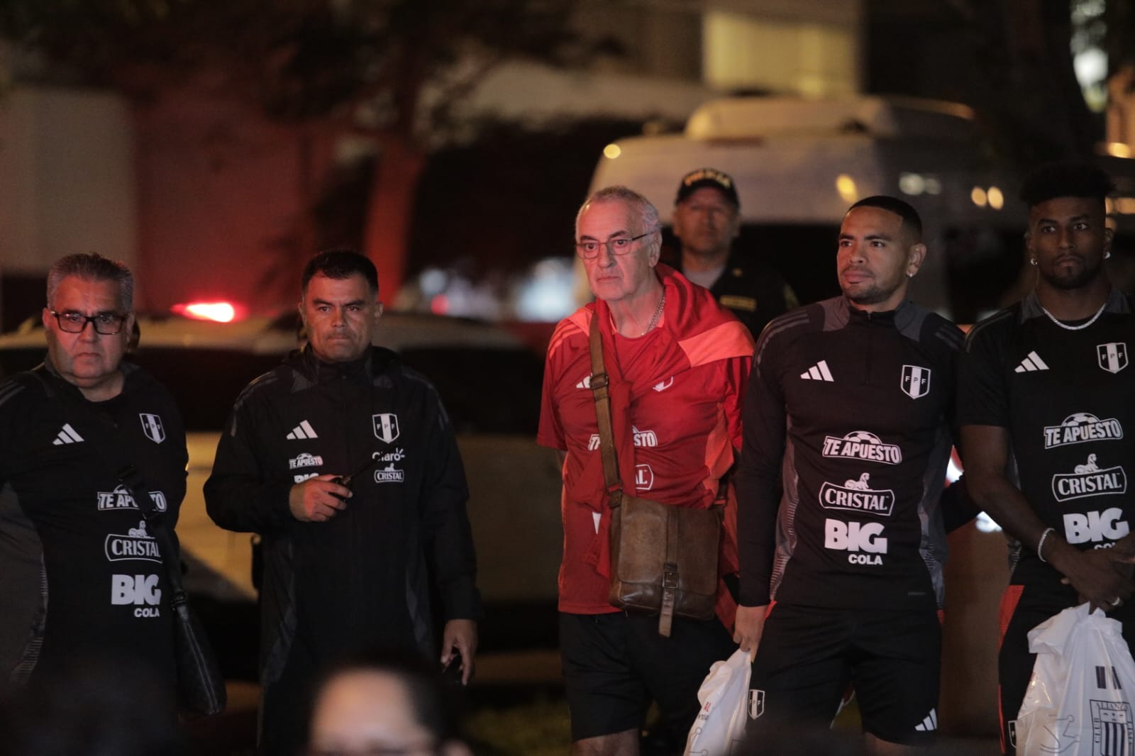 Perú concentra en el hotel Hyatt Centric y recibió el apoyo de la hinchada. (Foto: Anthony Niño de Guzmán/ @photo.gec)