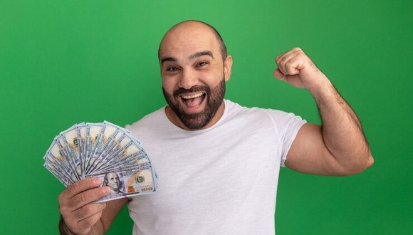La alegría de este hombre es evidente gracias al dinero extra que le llegó a sus manos (Foto: Freepik)