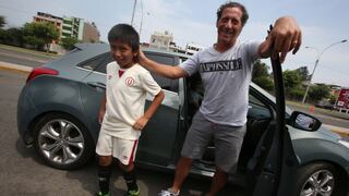 Universitario de Deportes: Pedro Troglio se bajó de su auto para atender a un pequeño hincha